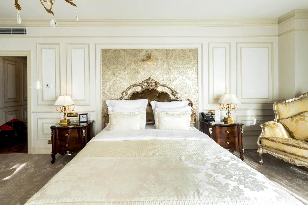 リクソス カディシャ シムケント ホテル エクステリア 写真 A bedroom at the Four Seasons Hotel
