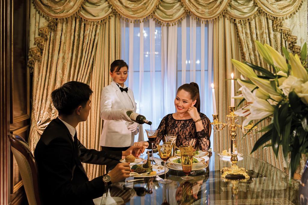 リクソス カディシャ シムケント ホテル 部屋 写真 A butler serving a couple at a restaurant