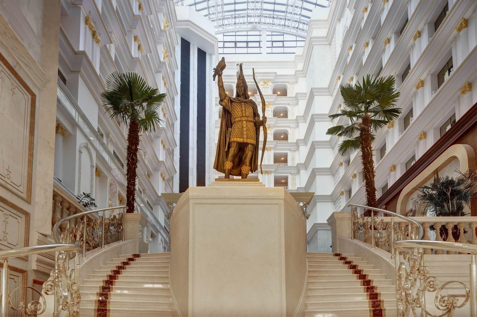 リクソス カディシャ シムケント ホテル エクステリア 写真 Statue of King Chūbun at the lobby of the hotel