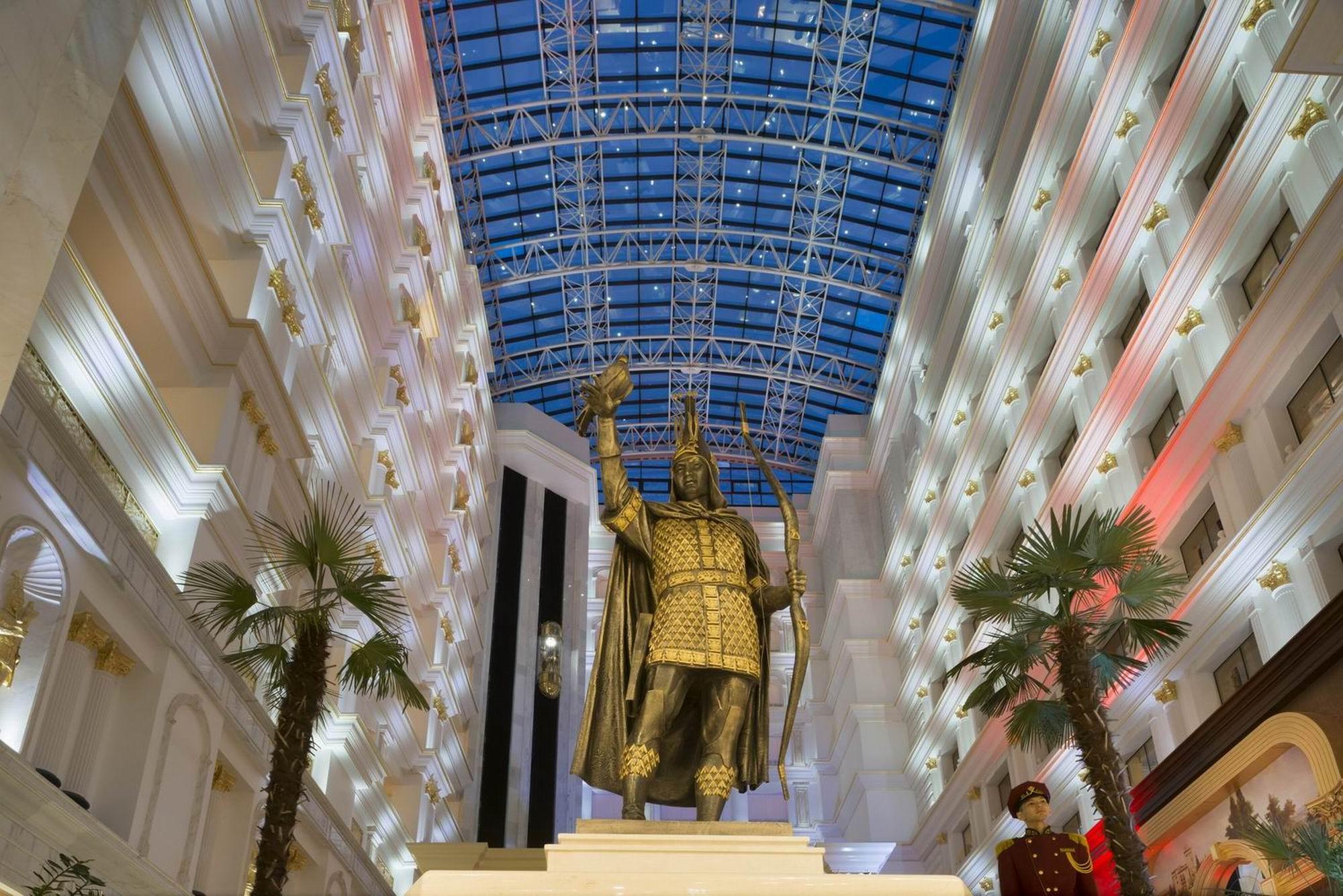 リクソス カディシャ シムケント ホテル エクステリア 写真 Statue of King Chulalongkorn at the Atrium of the Grand Hyatt Hotel, Bangkok