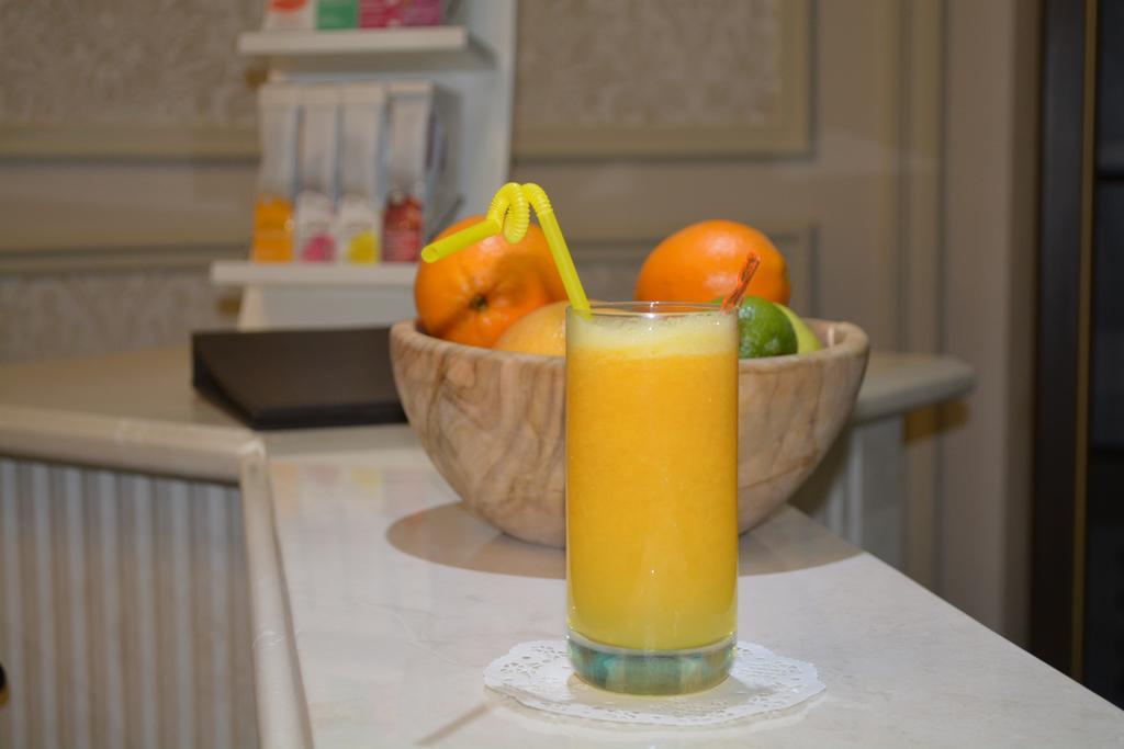 リクソス カディシャ シムケント ホテル エクステリア 写真 A glass of orange juice